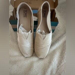 TOMS Women's Beige Textured Loafers